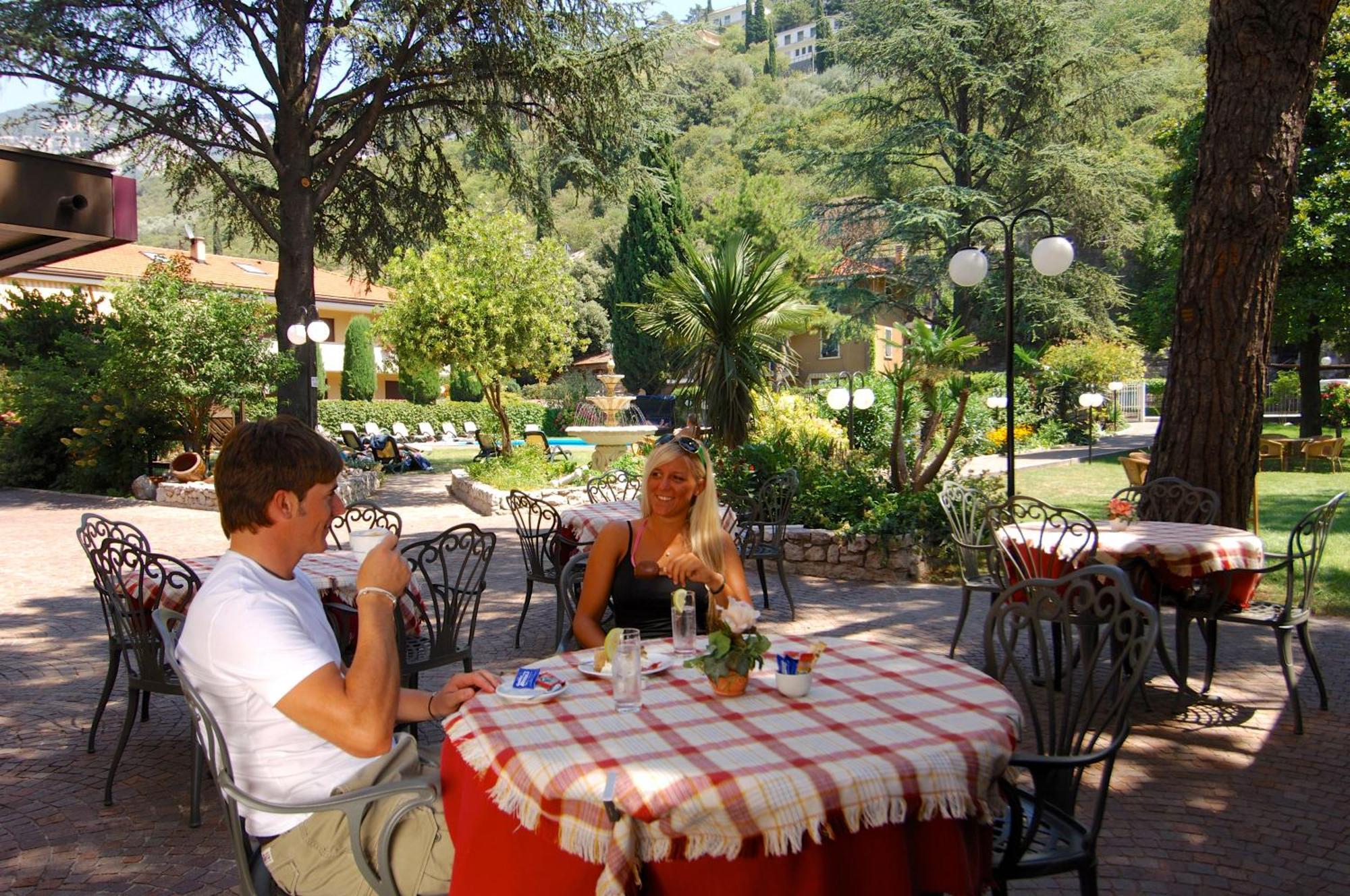 Hotel Elisabetta Torbole Sul Garda Exterior photo